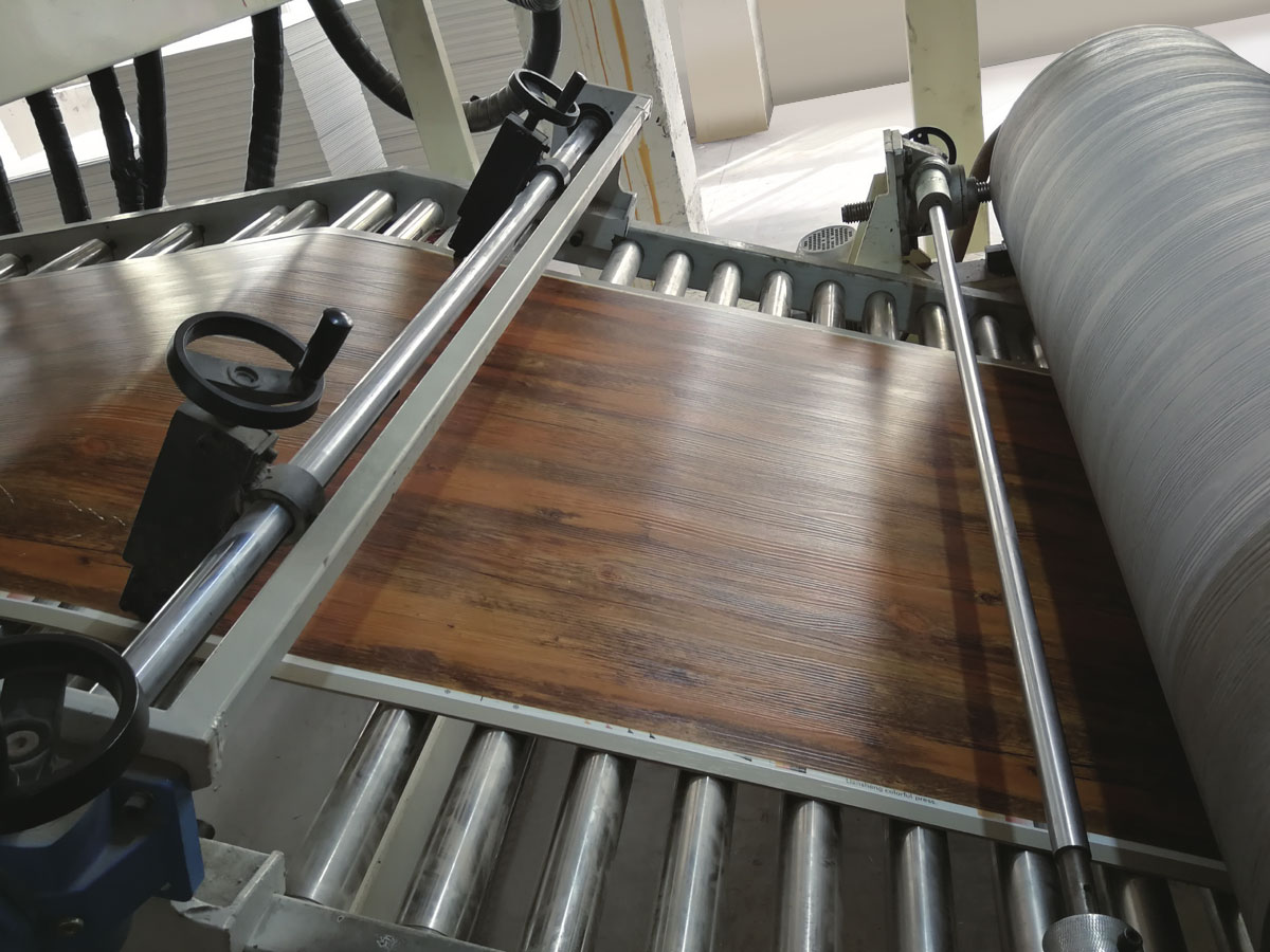 خط إنتاج الأرضيات PVC/WPC/SPC